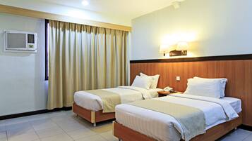 1 habitación, caja de seguridad en la habitación y escritorio