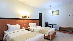 A hotel room with two beds, a desk, and a chair. - The Orchard Cebu Hotel & Suites powered by Cocotel (Mandaue)