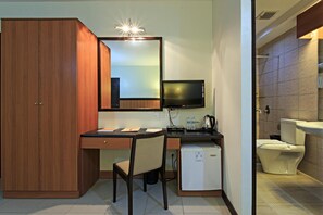 1 bedroom, in-room safe, desk, rollaway beds