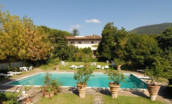 Una piscina al aire libre