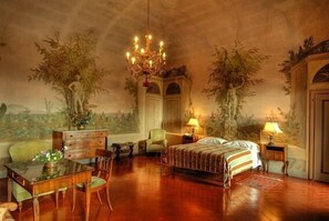 Decoración personalizada, muebles diferentes y escritorio 