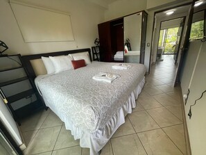 Deluxe Condo, Pool View