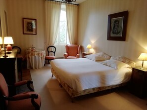 Peralatan tempat tidur premium, dihias secara berasingan