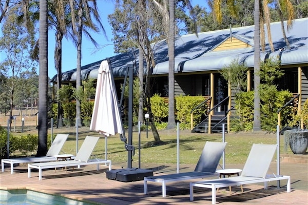 2 piscines extérieures, chaises longues