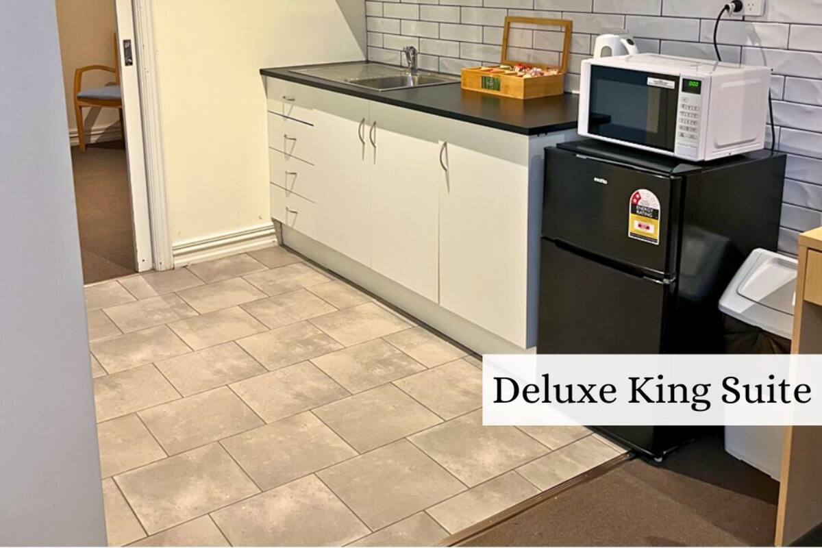 Deluxe-huone, 1 suuri parisänky | Yksityinen keittonurkkaus | Minijääkaappi, kahvin-/teenkeitin, leivänpaahdin