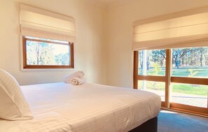 Deluxe House | Blackout drapes, iron/ironing board, free cribs/infant beds, bed sheets - Pokolbin Village (Pokolbin)