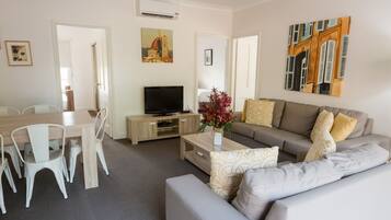 Villa, 3 Bedrooms | Blackout drapes, iron/ironing board, free cribs/infant beds, bed sheets