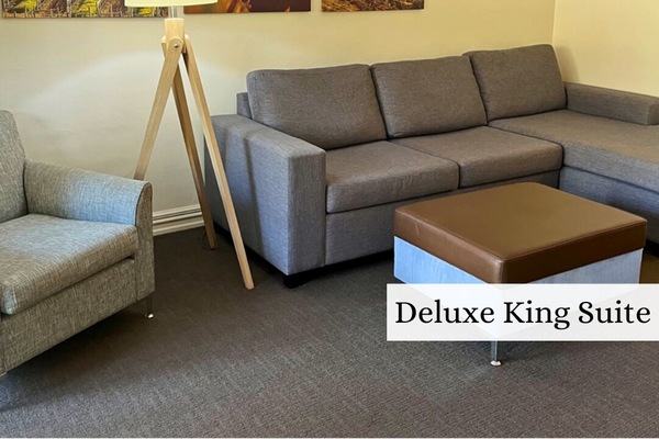 Habitación Deluxe, 1 cama de matrimonio grande | Zona de estar | Televisión de pantalla plana de 55 pulgadas con canales digitales