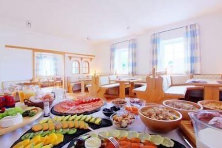 Tägliches Frühstücksbuffet gegen Gebühr. Klozbücher Das Landhotel