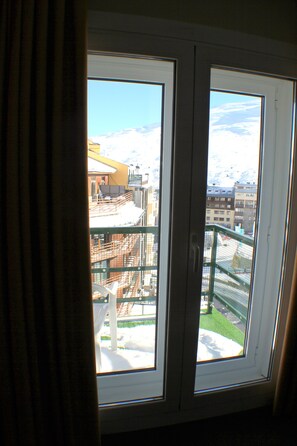 Quadruple Room Ski Slopes Lateral View | View from room