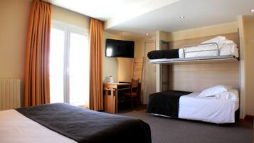 Habitación Cuádruple con vista lateral pistas | 1 habitación, ropa de cama de alta calidad y edredón