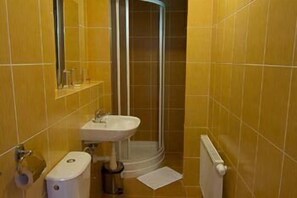 Regadera, amenidades de baño gratuitas, toallas 