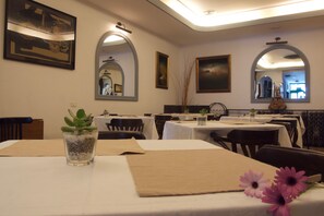 Café da manhã mediante uma taxa