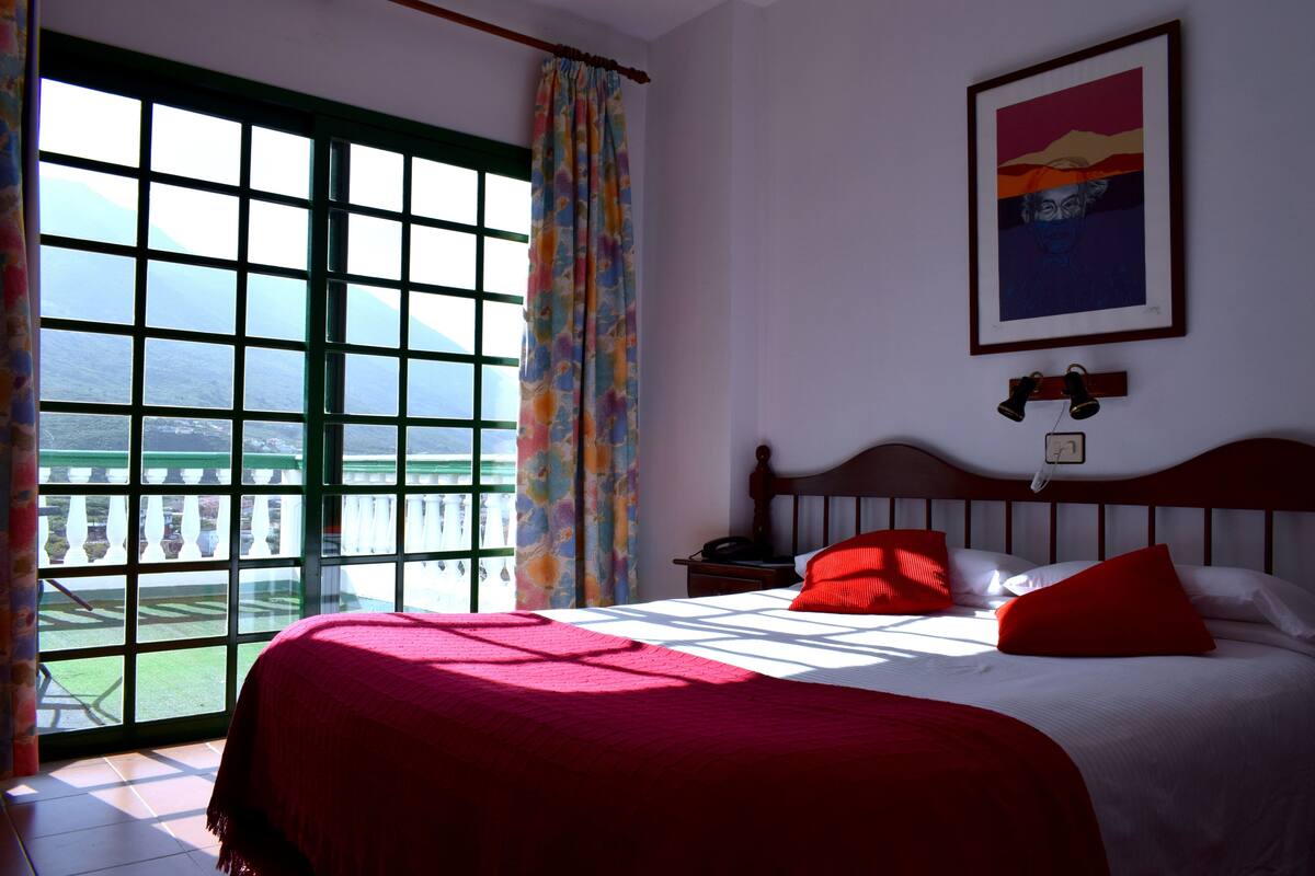 Cribs (free), rollaway beds (surcharge), WiFi (free), bed sheets