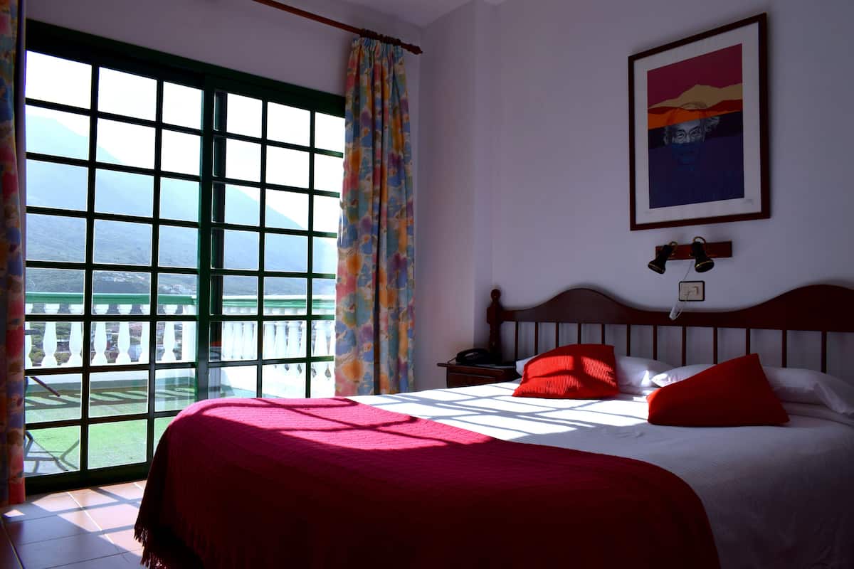 Free cots/infant beds, rollaway beds, free WiFi, bed sheets