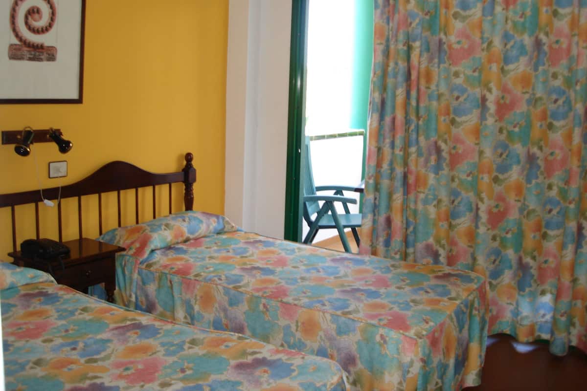 Double Room Single Use | Cribs (free), rollaway beds (surcharge), WiFi (free), bed sheets