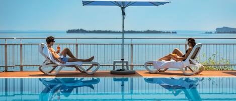 Piscine extérieure (ouverte en saison), parasols de plage