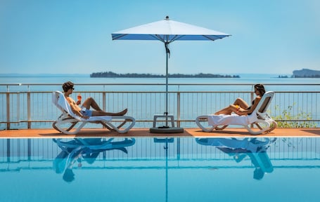Seasonal outdoor pool, pool umbrellas, pool loungers. Hotel Villa Florida