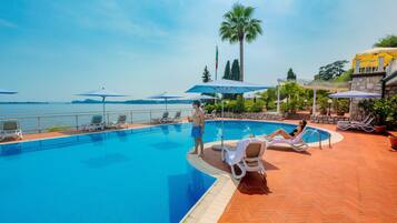 Außenpool (je nach Saison geöffnet), Sonnenschirme, Liegestühle