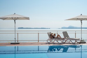Seasonal outdoor pool, pool umbrellas, pool loungers - Hotel Villa Florida (Gardone Riviera)