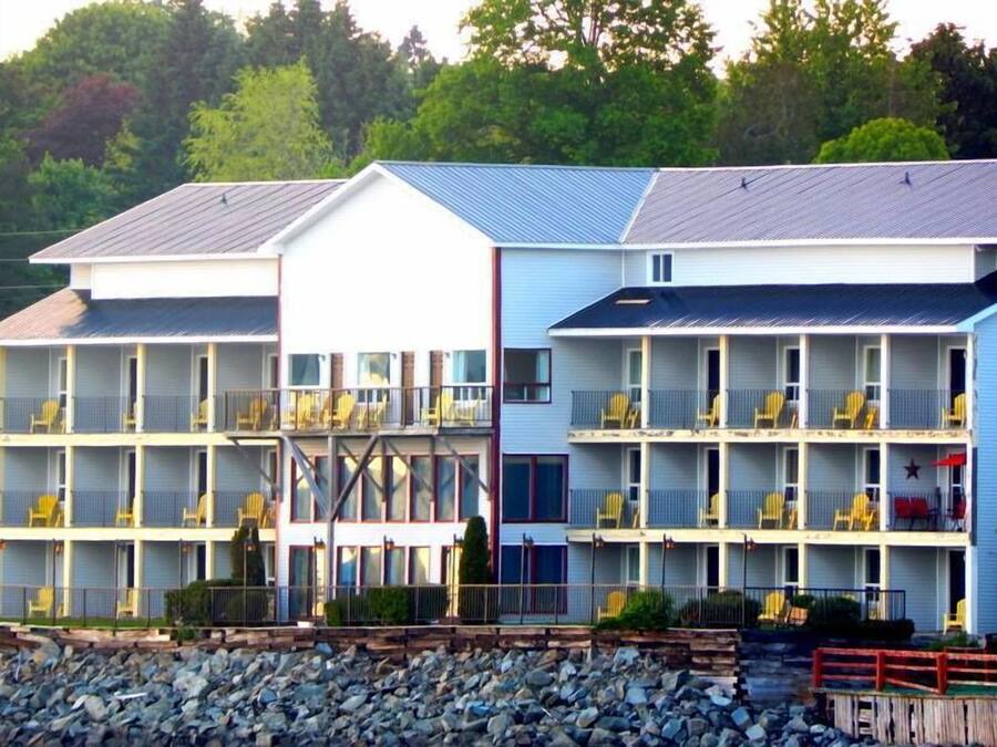 Un motel à étages, doté de balcons et situé sur une côte rocheuse.