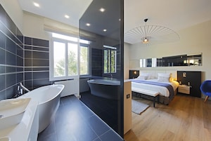 Ropa de cama de alta calidad, colchones con pillow-top y minibar 