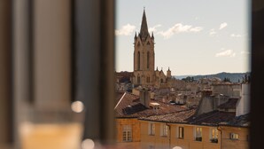 Une vue sur un paysage urbain, avec un clocher d’église imposant en arrière-plan.