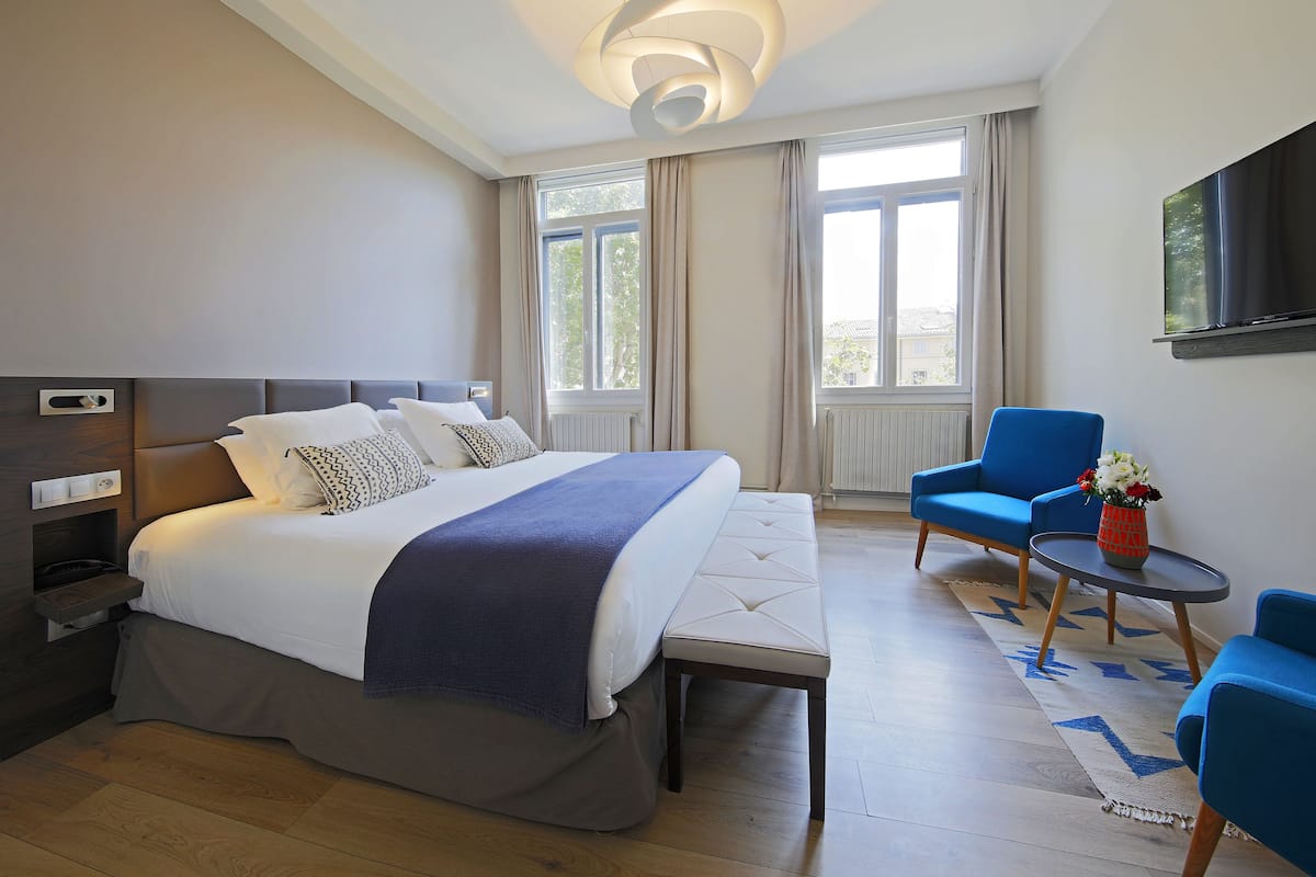 Ropa de cama de alta calidad, colchones con pillow-top y minibar