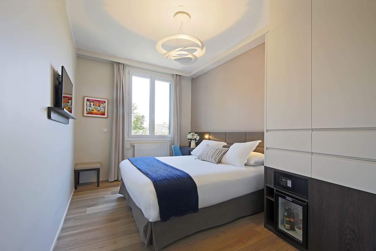Ropa de cama de alta calidad, colchones con pillow-top y minibar