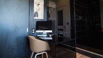 Suite | Premium bedding, pillowtop beds, minibar, in-room safe