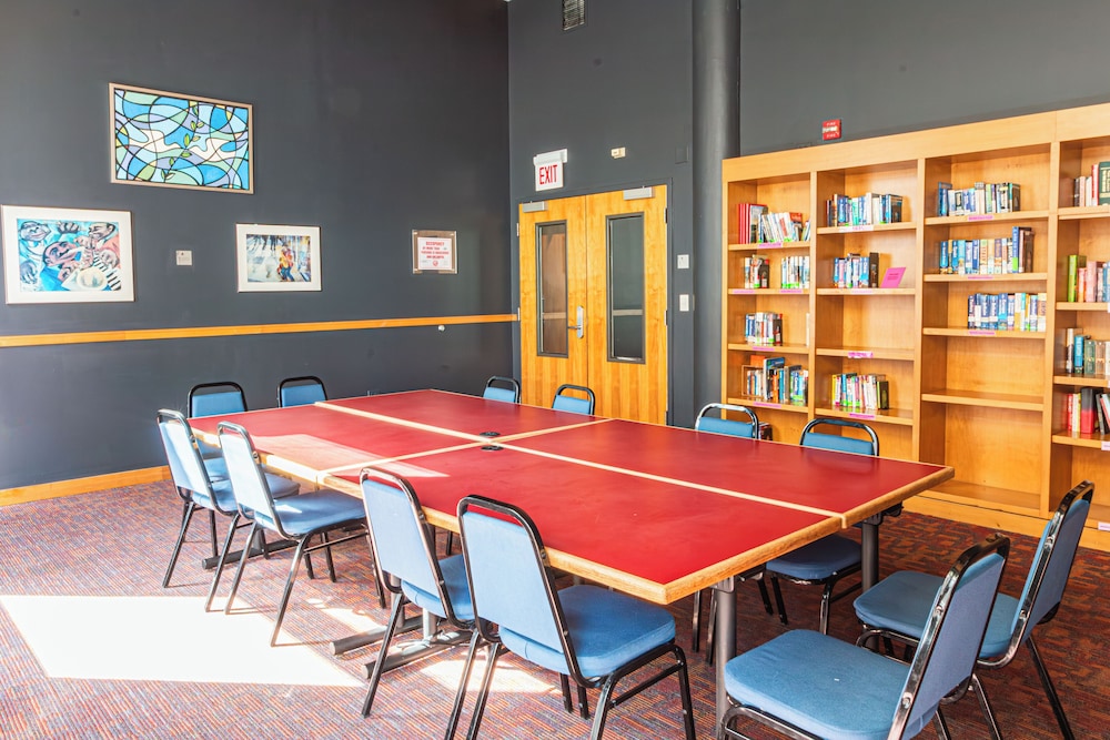 HI Chicago, The J. Ira and Nicki Harris Family Hostel by null