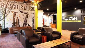Um hall com assentos, um grande mural na parede e uma placa com a inscrição 'Chicago is music'.