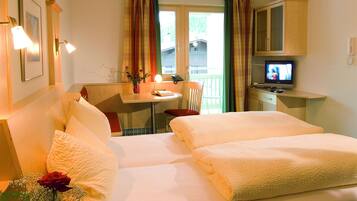 Vierbettzimmer | Hochwertige Bettwaren, Zimmersafe, VerdunkelungsvorhÀnge