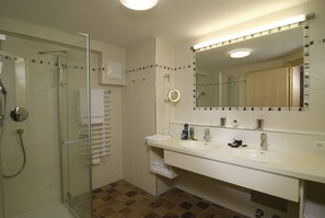 Shower, free toiletries, hair dryer, towels - Appartements Bergsonne (Westendorf)