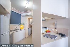 Full-size fridge, microwave, stovetop, dishwasher - Clocktower Apartment Hotel (Carlton)