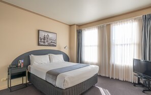 Desk, blackout curtains, iron/ironing board, rollaway beds - Clocktower Apartment Hotel (Carlton)