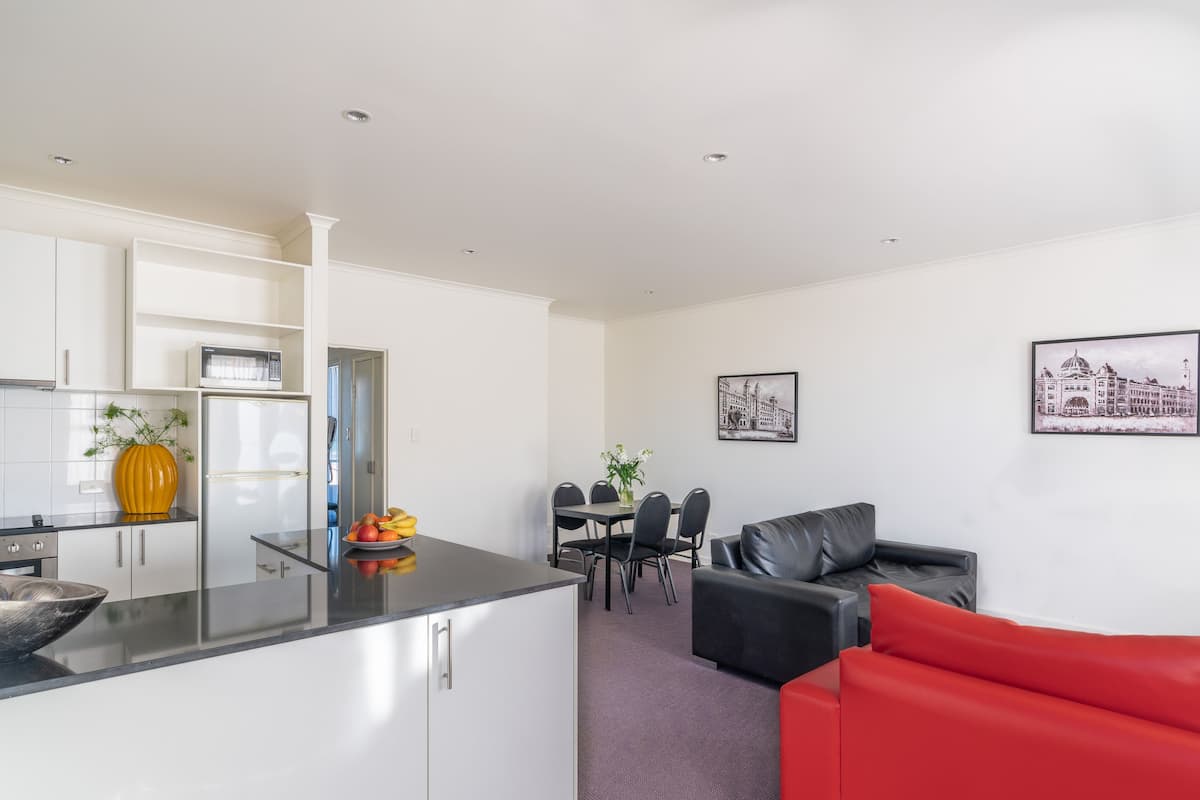 Un apartamento moderno con cocina, comedor y sala de estar.