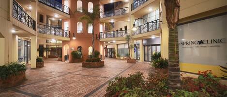 Bagian depan properti - sore/malam