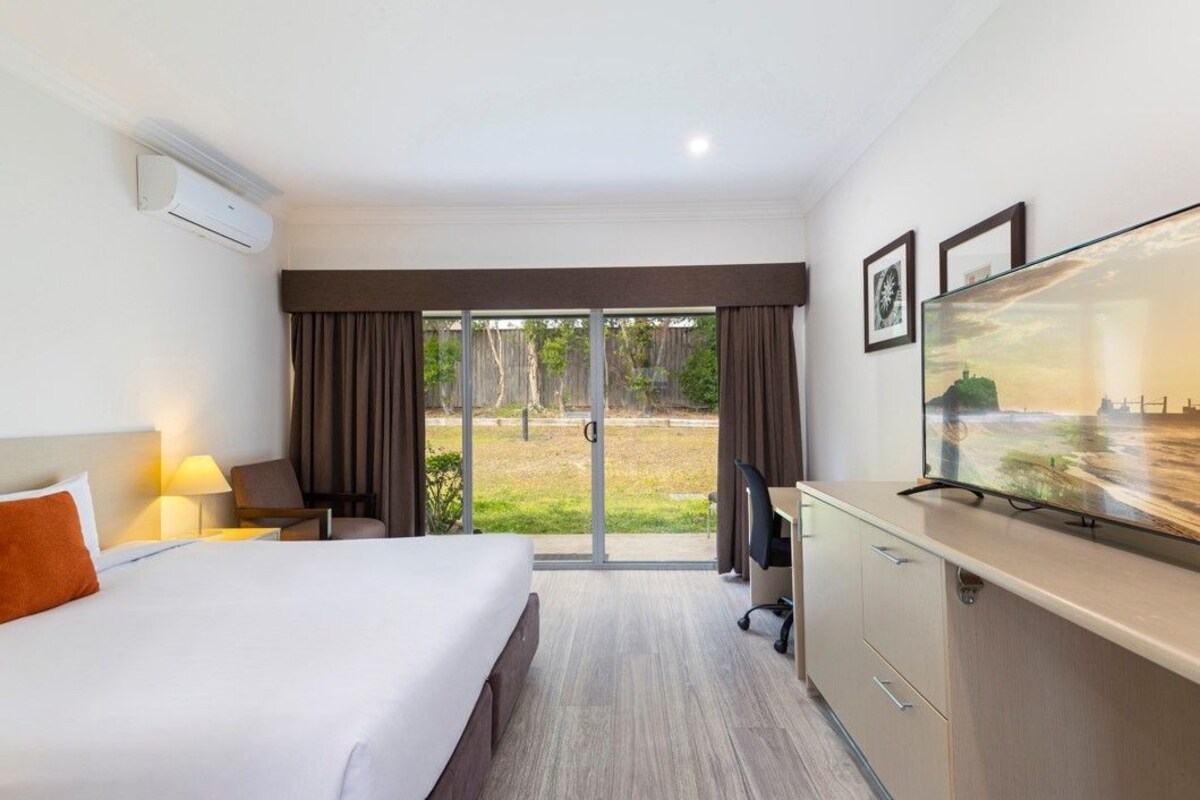 Deluxe King Room (Pet Friendly) | In-room safe, blackout drapes, iron/ironing board, WiFi (free)
