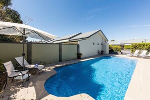 Outdoor pool - Hunter Gateway Motel (Rutherford)