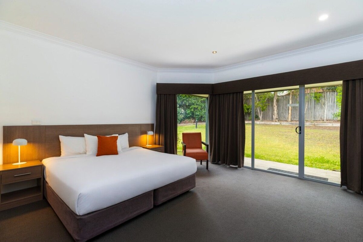 Premium King Spa Suite | In-room safe, blackout drapes, iron/ironing board, WiFi (free)