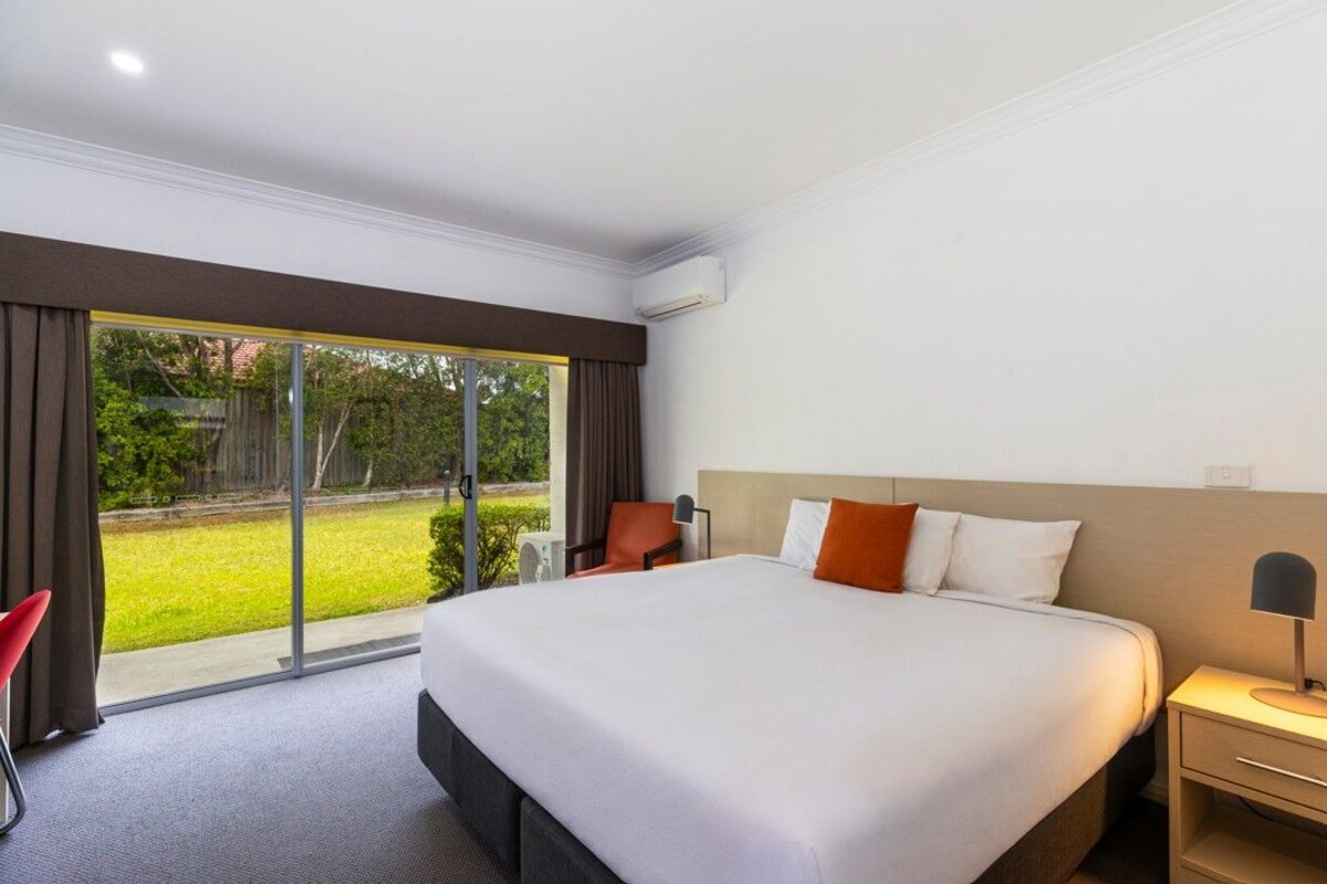 Deluxe King Room | In-room safe, blackout drapes, iron/ironing board, WiFi (free)