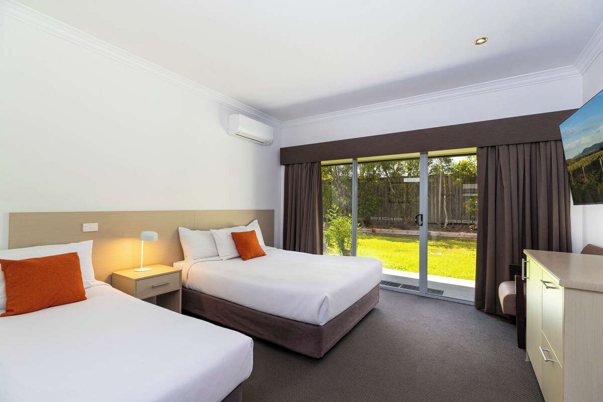 Deluxe Twin Room | In-room safe, blackout drapes, iron/ironing board, WiFi (free)
