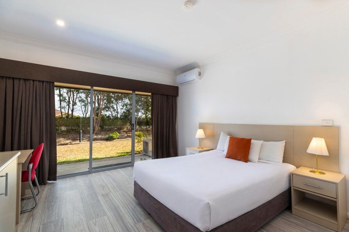 Deluxe Queen Room (Pet Friendly) | In-room safe, blackout drapes, iron/ironing board, WiFi (free)