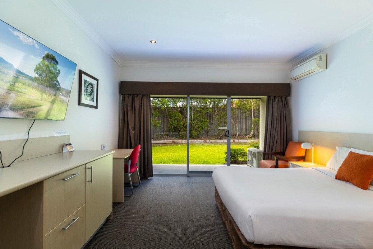 Deluxe Queen Room | In-room safe, blackout drapes, iron/ironing board, WiFi (free)