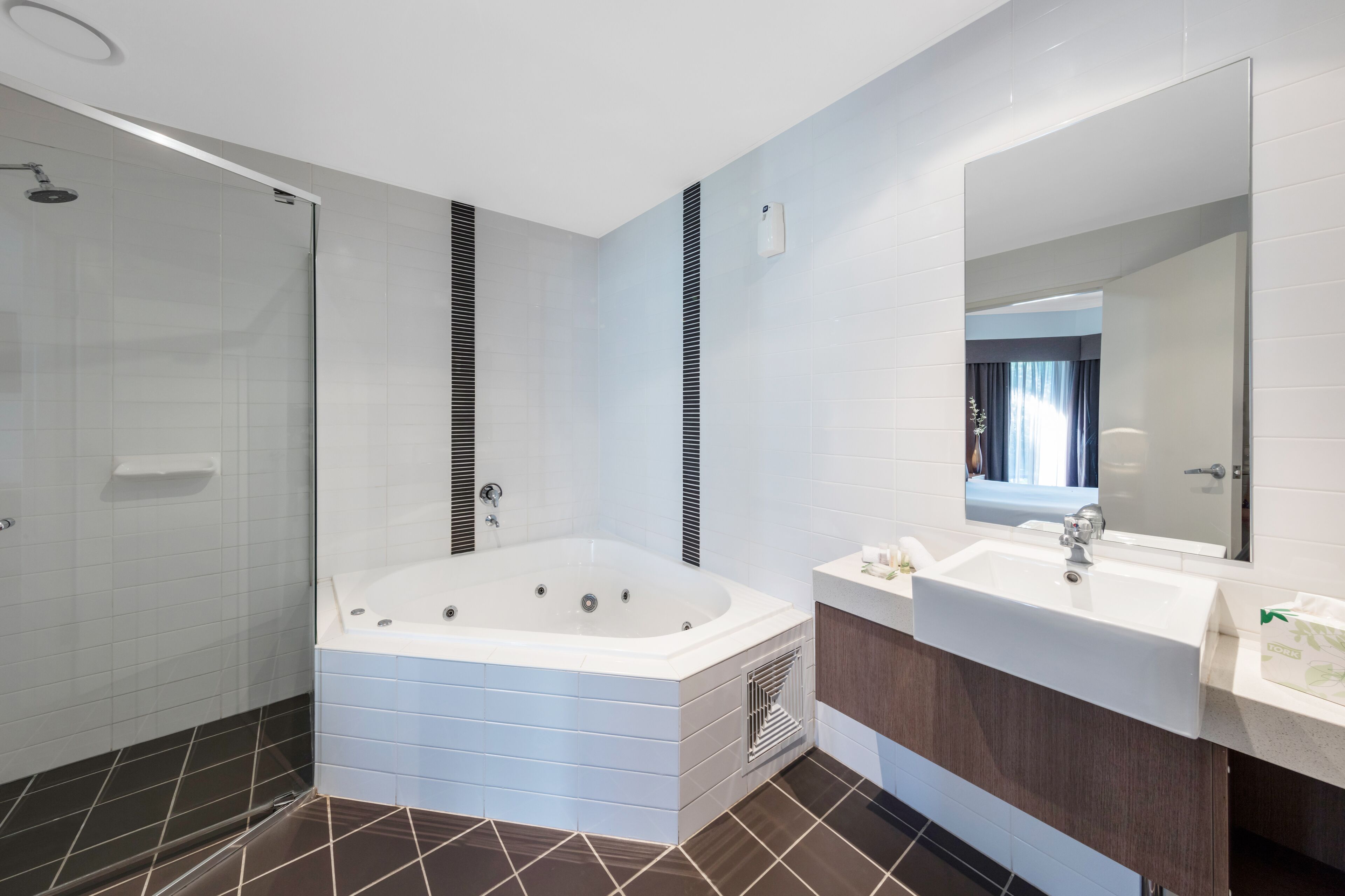 Premium King Spa Suite | Bathroom | Free toiletries, hair dryer, towels, soap