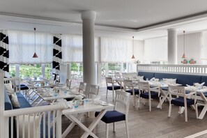 3 restaurants; lunch and dinner served