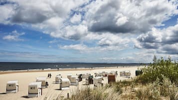 På stranden, vit sandstrand och cabanor (tilläggsavgift)