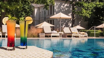 Piscine couverte, piscine extérieure, parasols de plage, chaises longues