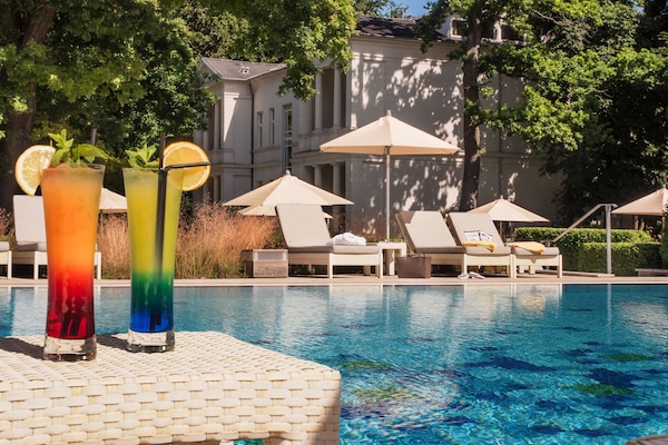 Innenpool, Außenpool, Sonnenschirme, Liegestühle